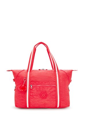 Sac de sport en nylon rouge avec des poignées à rayures blanches, comportant une poche frontale zippée et un porte-clés décoratif. Fini texturé, conception légère.