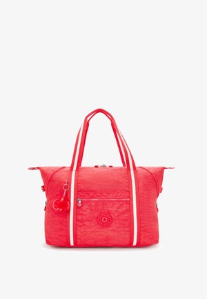 Sac de sport en nylon rouge avec des poignées à rayures blanches, comportant une poche frontale zippée et un porte-clés décoratif. Fini texturé, conception légère.