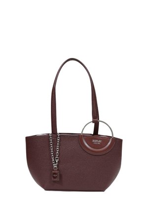 Bolso tote de piel marrón oscuro con asas largas, una cadena plateada con una pequeña etiqueta y un parche redondo con el logo de "Replay" en la parte delantera.