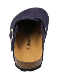 Marineblaues Wildleder-Slipper mit weit geöffneter Vorderseite, silberner Schnallenverzierung, Korkfußbett und strukturiertem schwarzen Außensohle.