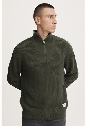 Maglione a maglia verde scuro con collare a mezza zip, caratterizzato da un motivo testurizzato sul corpo e un piccolo etichetta all'orlo.