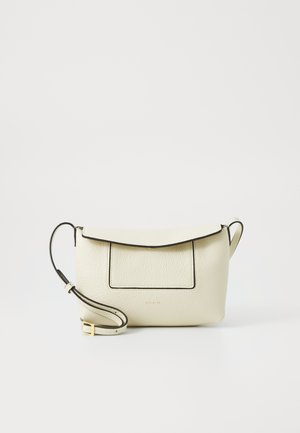 Borsa a mano in pelle crema con finitura testurizzata, rifiniture nere, una tasca frontale e una tracolla regolabile. Chiusura con design a pattina.