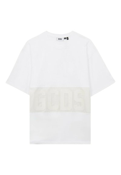 T-shirt bianca a maniche corte con scollo rotondo e una striscia orizzontale beige sulla parte anteriore con lettere GCDS in rilievo.