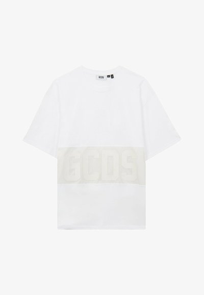 T-shirt bianca a maniche corte con scollo rotondo e una striscia orizzontale beige sulla parte anteriore con lettere GCDS in rilievo.