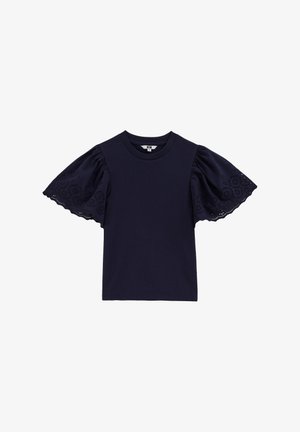 Marineblå top med korte ærmer, rund halsudskæring og brede, puffede øjletblondeærmer med blomsterudskæringsmønstre.