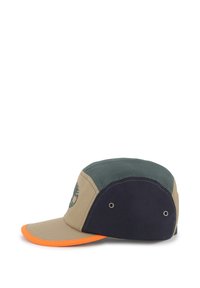 Cappello con parte anteriore beige, superiore verde e retro blu navy. Presenta una visiera arancione, fori di ventilazione e un logo sul pannello frontale. Materiale morbido.