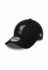 Schwarze Baseballmütze aus Stoff mit aufgesticktem Liverpool FC-Wappen in Weiß. Verstellbarer Riemen und flaches Schirmdesign.