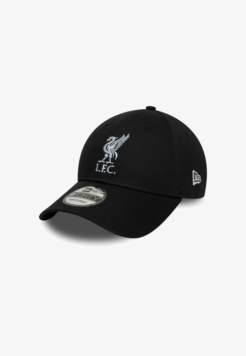 Schwarze Baseballmütze aus Stoff mit aufgesticktem Liverpool FC-Wappen in Weiß. Verstellbarer Riemen und flaches Schirmdesign.
