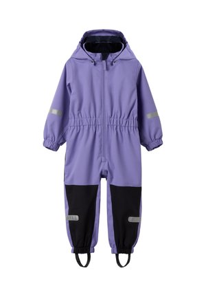 Paarse waterdichte overall met zwarte accenten, reflecterende strepen, elastische boorden en een capuchon; beschikt over een rits aan de voorkant en verstelbare enkelbandjes.