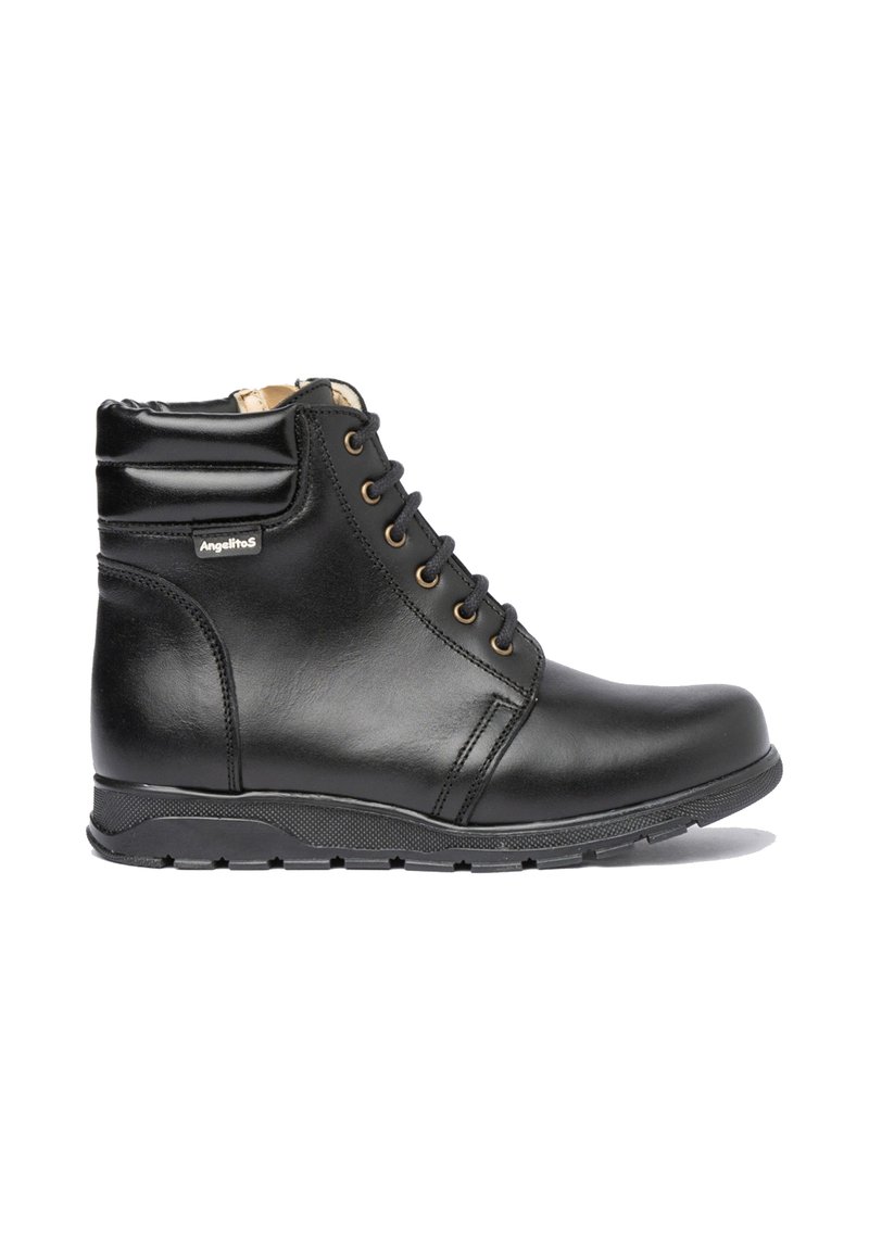 Botas de tobillo de cuero negro con textura suave, diseño con cordones, ojales de bronce, cuello acolchado y suela de goma para tracción.