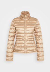 Beige dunjakke med høj krave, lynlåslukning og vandret quiltning; har to sidelommer og en glat, skinnende tekstur.