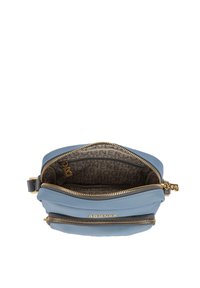Borsa in pelle blu con due scomparti con zip, hardware dorato e interni a motivo. Forma compatta e arrotondata per una facile maneggevolezza.