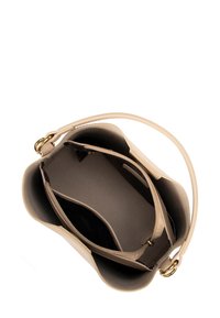 Borsa a mano in pelle beige con superficie liscia, interno spazioso e due scomparti. Presenta una tracolla lunga e dettagli in metallo dorato.