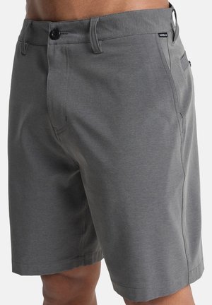 Šedé šortky vyrobené z měkké, texturované látky s knoflíkovým zapínáním, bočními kapsami a rovný střih.