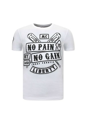 Wit T-shirt met zwarte grafische tekst waarop staat "No pain no gain," gekruiste honkbalknuppels, en extra tekst inclusief "Liberty" en "Est. 1453".