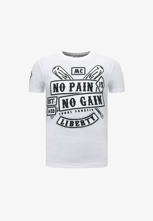 Wit T-shirt met zwarte grafische tekst waarop staat "No pain no gain," gekruiste honkbalknuppels, en extra tekst inclusief "Liberty" en "Est. 1453".
