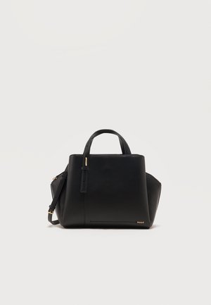 Sort læderhåndtaske med håndtag øverst, justerbar skulderrem, gyldent mærkelogo og struktureret rektangulær form på hvid baggrund.