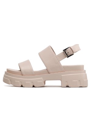Beżowe sandały na platformie wykonane z gładkiej skóry, z dwoma szerokimi paskami, regulowanym paskiem na kostkę z klamrą oraz teksturowaną gumową podeszwą.
