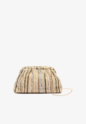 Beige und braune gewebte Clutch mit gerafftem Stoffdesign und dünnem goldfarbenem Kettenriemen auf weißem Hintergrund.