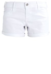 Vita denimshorts med uppvikta fållar, framfickor, bälteshällor och en silverknappstängning.