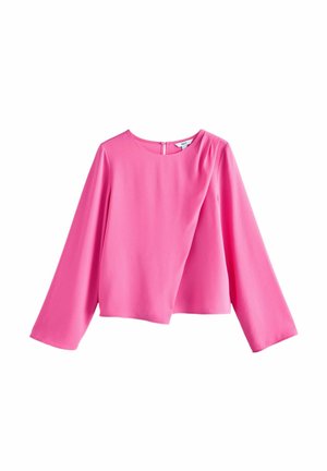 Lange ærmer, lyserød bluse med rund halsudskæring og asymmetrisk draperet frontdetalje, vist på hvid baggrund.