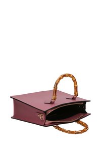 Bordeaux leren handtas met een bamboe handvat, ritsluiting en open interieur. Kenmerkend zijn de contrasterende zwarte stiksels en het gestructureerde ontwerp.