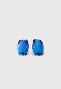 Blaue Fußballschuhe mit einer strukturierten Oberseite, kontrastierenden schwarzen Details und roten Akzentstreifen. Entworfen für Traktion mit mehreren Stollen.