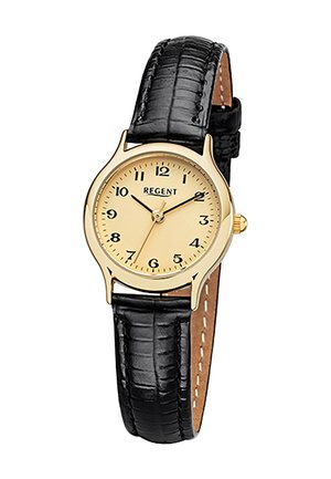 Montre-bracelet dorée avec un cadran rond, un bracelet en cuir noir et des chiffres arabes clairs sur un cadran crème. Présente un design simple et une couronne.