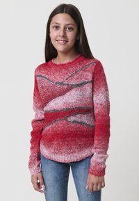 Maglione rosso lavorato a maglia con un tessuto morbido e testurizzato, motivi a onda in diverse tonalità di rosso e dettagli neri. Maniche lunghe con polsini a coste.