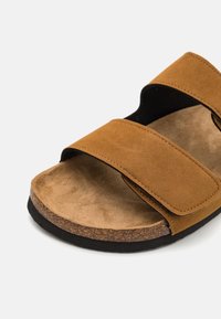 Jack & Jones JFWCENTRAL STRAP - Pantofle - java
