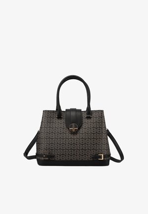 Borsa marrone e nera con motivo, doppi manici, chiusura con patta frontale e tracolla regolabile su sfondo bianco.