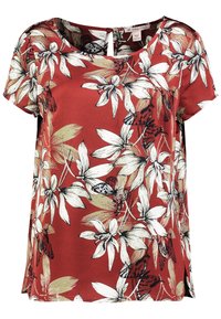 Rød blomsterbluse med hvide blomster og sorte sommerfugle, korte ærmer, rund halsudskæring og en nøglehulldetalje bagpå.