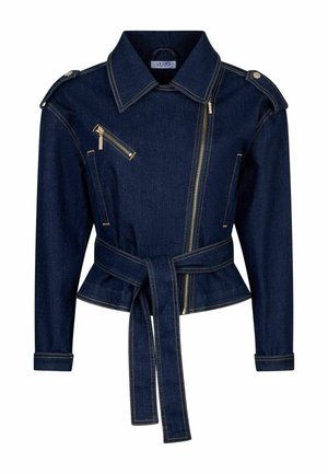 Giacca di jeans blu scuro con cerniera dorata asimmetrica, tasca con zip sul petto, epaulette sulle spalle e cintura abbinata da annodare in vita.