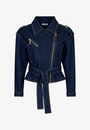 Giacca di jeans blu scuro con cerniera dorata asimmetrica, tasca con zip sul petto, epaulette sulle spalle e cintura abbinata da annodare in vita.
