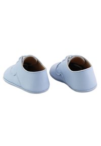 Zapatitos de bebé de cuero azul claro suave con cordones, mostrados desde atrás sobre un fondo blanco.