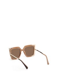 Sluneční brýle s velkým, čtvercovým rámečkem. Světlý hnědý plast s zlatým kovovým okrajem. Hnědé zabarvené čočky. Elegantní design stranic.