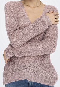 Maglione lavorato a maglia di un rosa chiaro, con scollo a V, maniche lunghe e vestibilità ampia. Il tessuto strutturato presenta un fondo a coste e spacchi laterali.