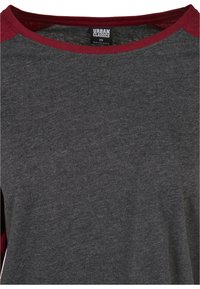 Graues T-Shirt mit kastanienbraunen Schulterakzenten, aus einem weichen Baumwollmix gefertigt. Verfügt über einen Rundhalsausschnitt und kurze Ärmel, mit einer glatten Textur.
