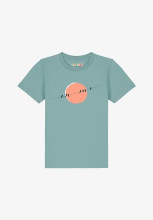 Lichtblauw T-shirt met korte mouwen en een afbeelding van vijf vogels die op een diagonale draad zitten voor een grote oranje cirkel.