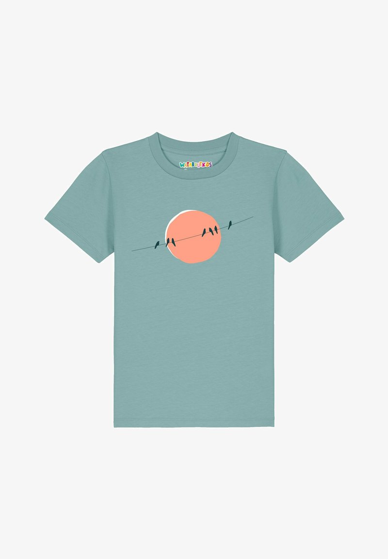 T-shirt bleu clair à manches courtes avec un graphisme de cinq oiseaux perchés sur un fil diagonal devant un grand cercle orange.