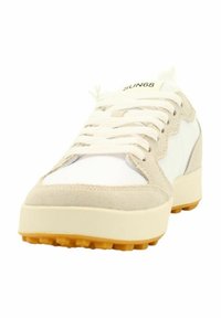 Sneaker bianco e beige con una tomaia in suede testurizzato, suola spessa e lacci rotondi. Presenta un logo sulla linguetta e una suola con motivo.