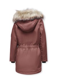 Rózsaszín, párnázott parka műszőrme kapucnival, behúzható derékkal, hosszú ujjakkal és fekete akcentusú mandzsettákkal. Simább textúrájú, matt felületű.