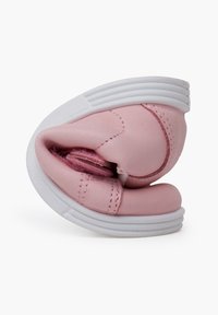 Růžová kožená bota s kulatým designem, měkkou texturou a bílou gumovou podrážkou. Složená tak, aby bylo vidět její flexibilní konstrukci a detaily šití.
