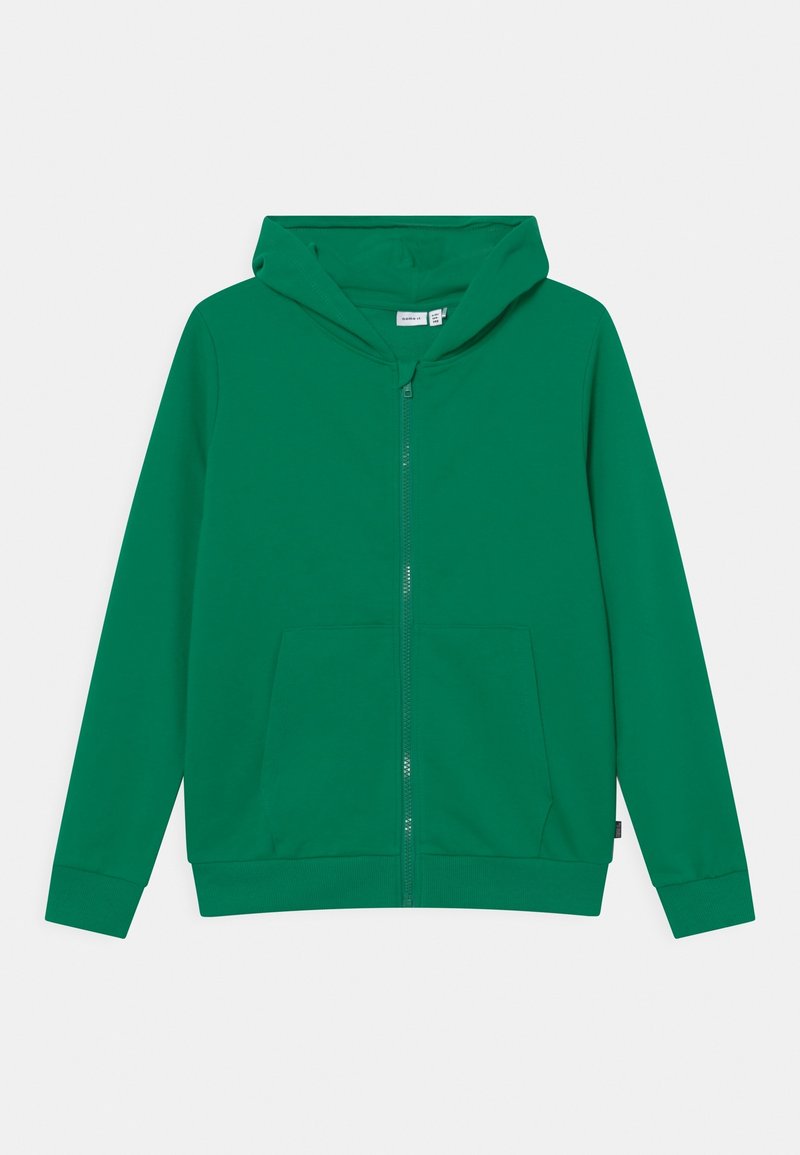 Sweat à capuche vert avec fermeture éclair, poches frontales et manches longues, présenté à plat sur un fond clair.