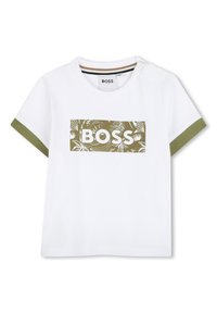 T-shirt bianco in cotone con rifiniture verde oliva e una grafica del logo "BOSS" a tema tropicale sul davanti. Maniche corte, collo a giro.