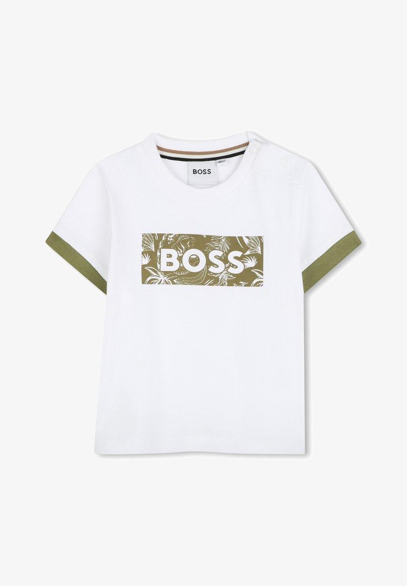 T-shirt bianco in cotone con rifiniture verde oliva e una grafica del logo "BOSS" a tema tropicale sul davanti. Maniche corte, collo a giro.