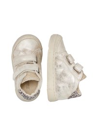 Metallisch goldene Sneakers mit zwei Klettverschlüssen, strukturierten seitlichen Einsätzen und einem Leopardenmuster-Akzent an der Ferse. Gummisohle, runde Zehenform.