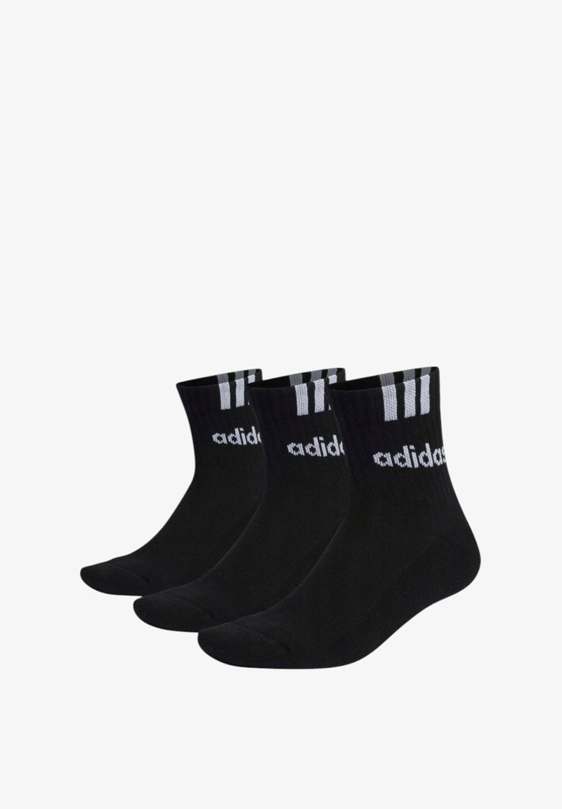 Calcetines deportivos negros con bordes acanalados, con acentos de tres rayas blancas y la marca "adidas". Textura suave y diseño de longitud hasta el tobillo.