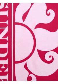 Tessuto decorativo rosa con audaci vortici e curve in un rosa più scuro, con una grande forma circolare e testo lungo il bordo sinistro.