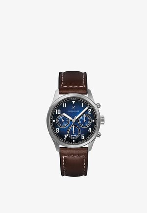 Reloj analógico de hombre con esfera azul, caja plateada, tres subesferas, marcadores blancos y correa de cuero marrón con costura blanca.